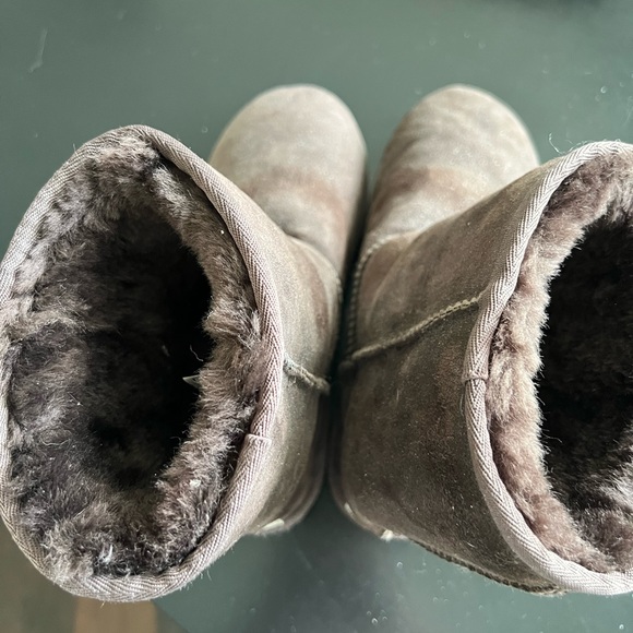 Children’s Classic Chocolate Brown Uggs - Picture 5 of 8